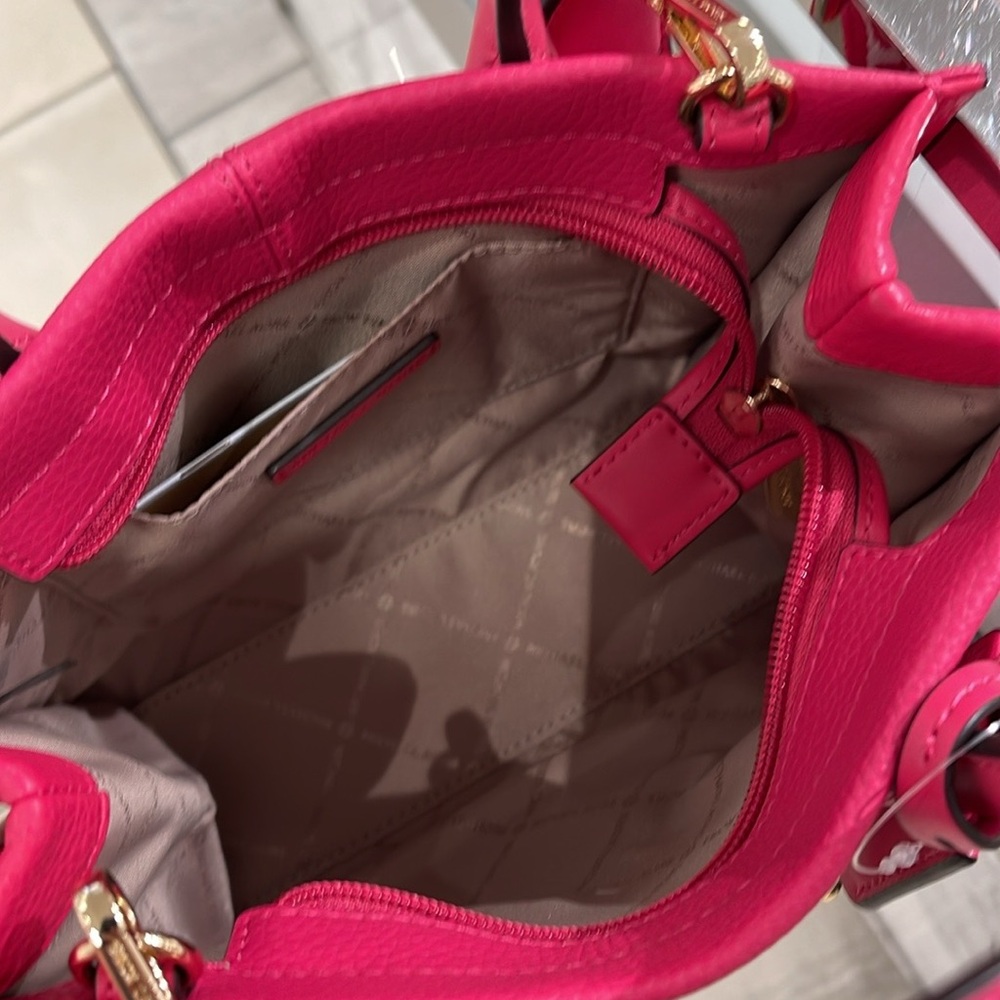 Michael Kors Mirella Small Pebbled Leather Shopper Crossbody XBODY Bag MK
NWT - Picture 10 of 16